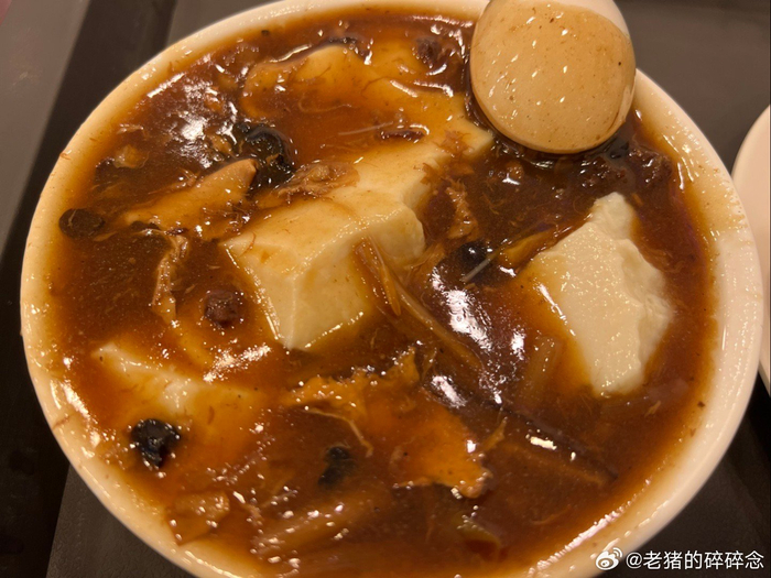 早点就护国寺小吃咯俩糖炸饼一碗豆腐脑儿一个茶叶蛋美美的吃上一顿