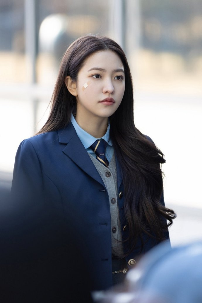 yeri回击恶评,不会在乎他们的看法,称新剧肢体冲突,摔得很厉害__财经