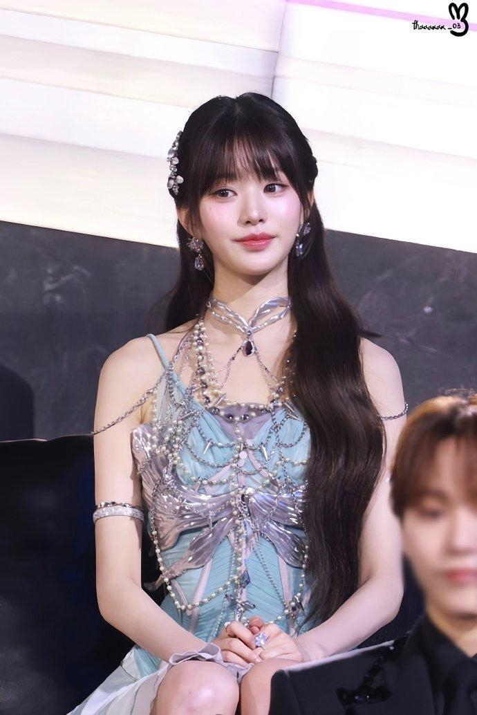 她的视觉效果凸显,有网友称,她是舞台上最漂亮的|雅加达|张元英|金