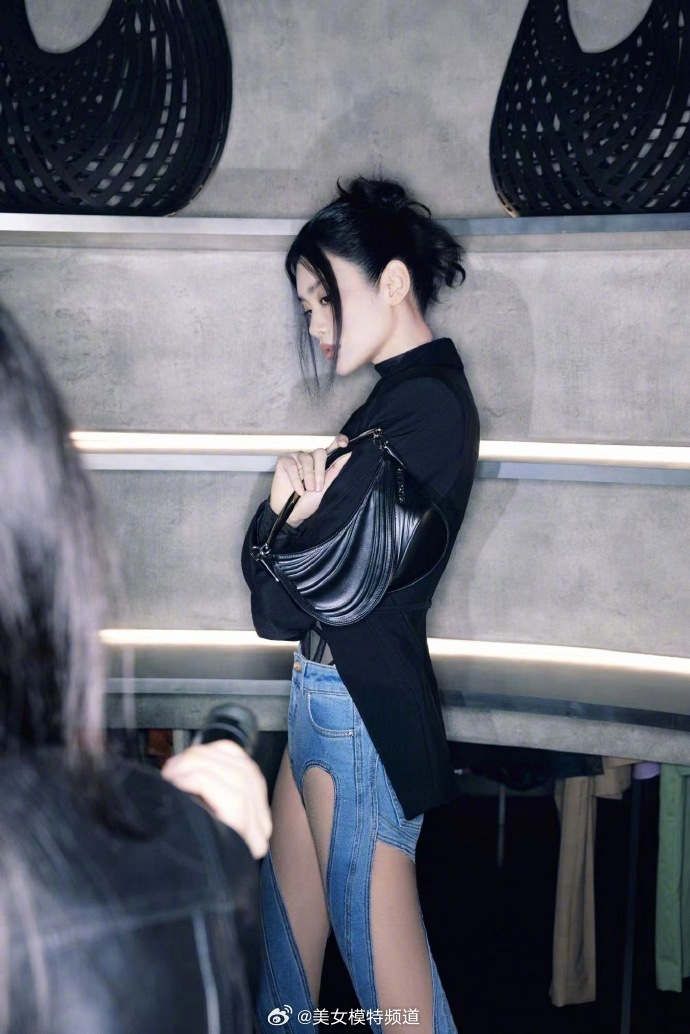 奚梦瑶黑色上衣配个性牛仔裤大秀好身材