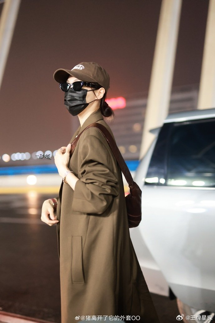 唐嫣出发戛纳,机场look真的太爱了,还得是糖糖啊,超美的