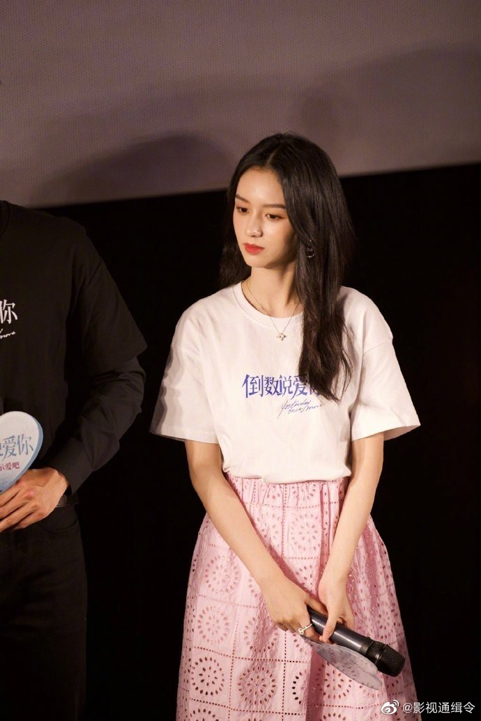 周也张婧仪近期电影宣传现场生图