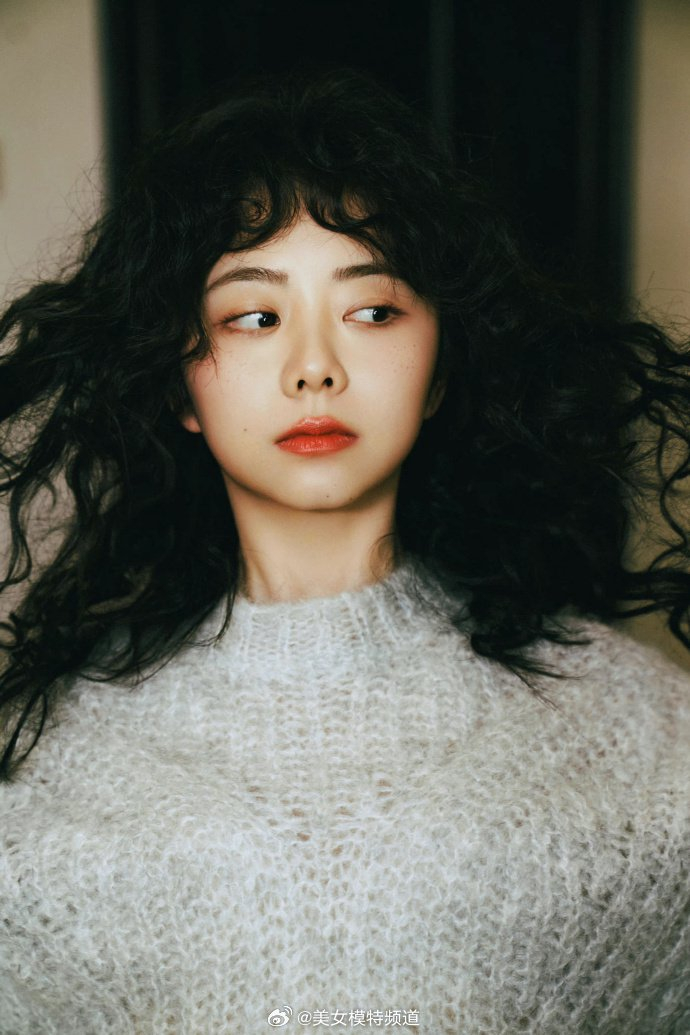 谭松韵秋冬慵懒风库存照掉落羊毛卷造型甜美又俏皮