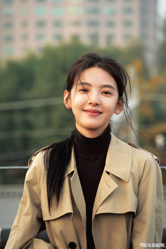 章若楠晒羊毛卷发型自拍照 对镜比耶阳光又氧气|自拍照|羊毛|比耶