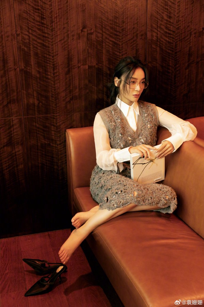 袁姗姗身着羊绒背心裙