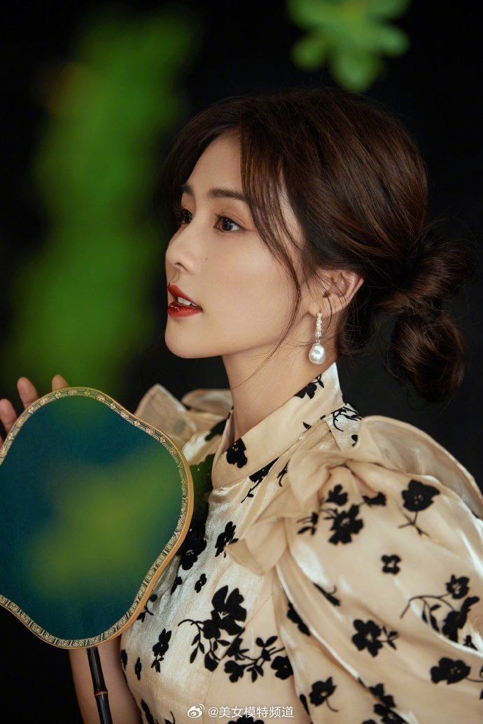 白鹿穿印花素雅旗袍气质温婉扎双丸子头俏皮可爱