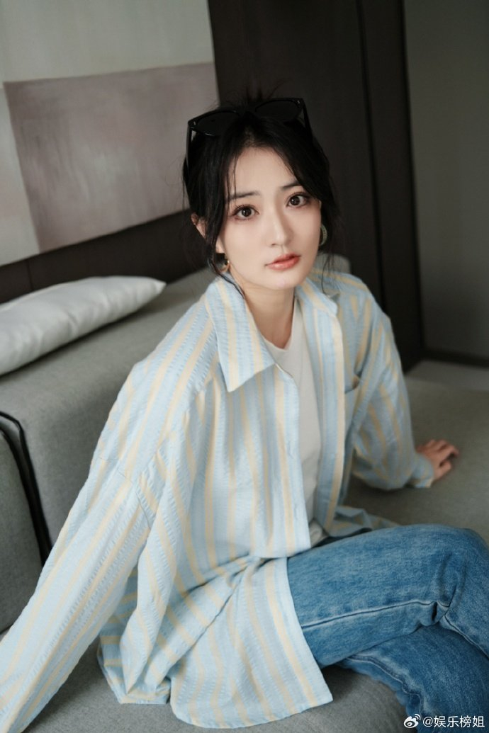 徐璐晒度假照原来美女也喜欢跷二郎腿哈哈哈哈好可爱