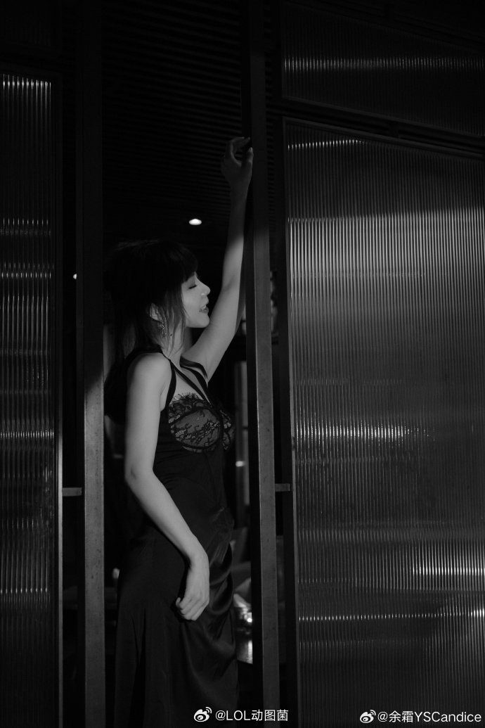 风韵犹存捏余霜晒照蕾丝黑礼裙傲人身材尽显新发型又嫩又润