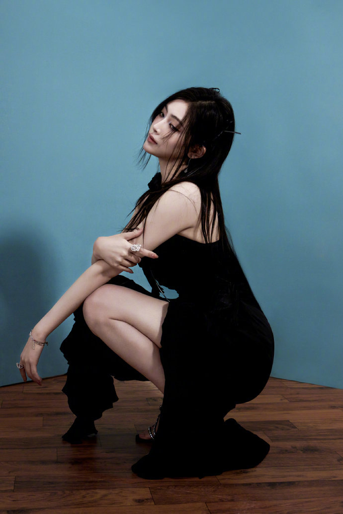 许佳琪续假期大片黑色吊带裙蝴蝶结发饰好酷