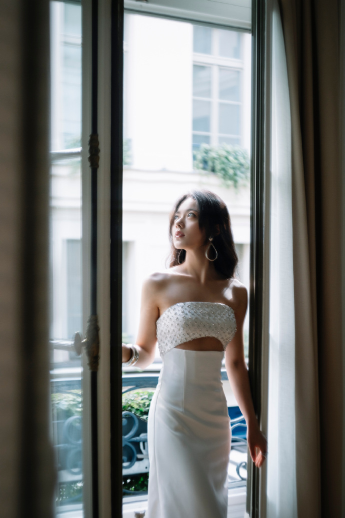 赵今麦星钻抹胸裙好美