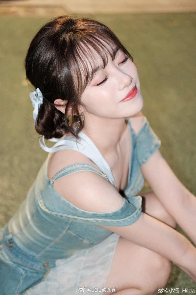 羡慕rookie!小钰晒照可爱兔头特效与男朋友比心 清纯牛仔裙魅力十足