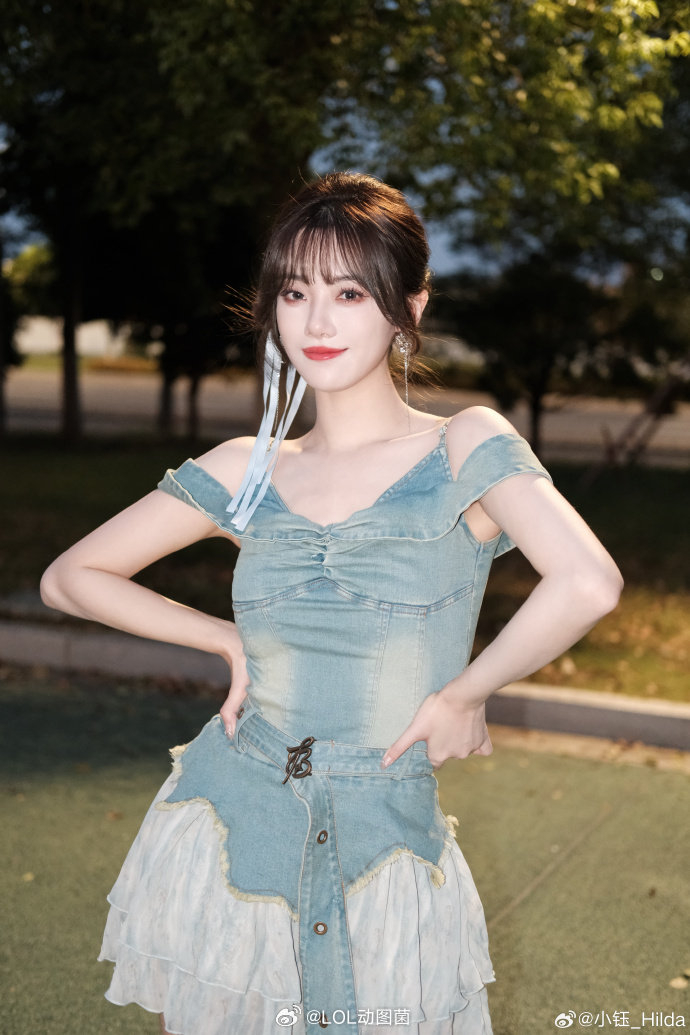 羡慕rookie!小钰晒照可爱兔头特效与男朋友比心 清纯牛仔裙魅力十足