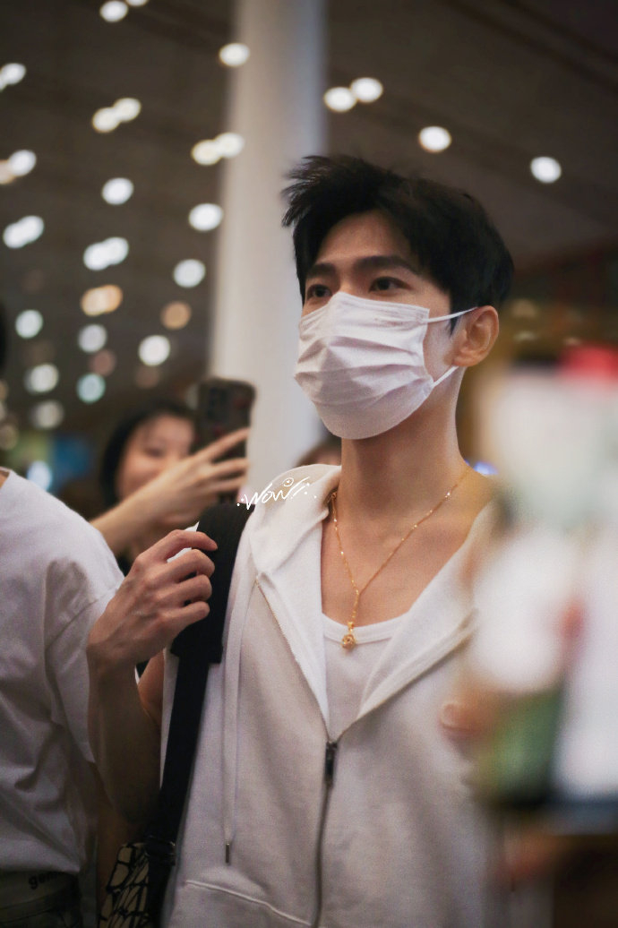 杨洋出发看秀机场路透~ 白色无袖连帽衫 牛仔裤造型