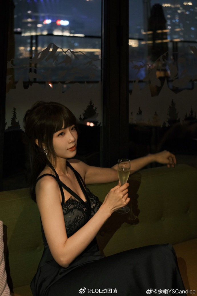 风韵犹存捏余霜晒照蕾丝黑礼裙傲人身材尽显新发型又嫩又润