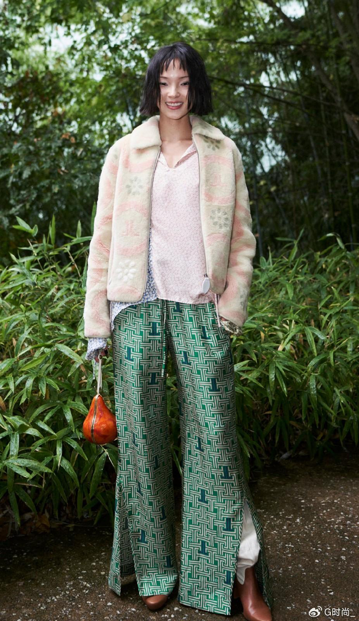 雎晓雯这气场厉害了,穿黑色v领西装配低跟鞋,秀长