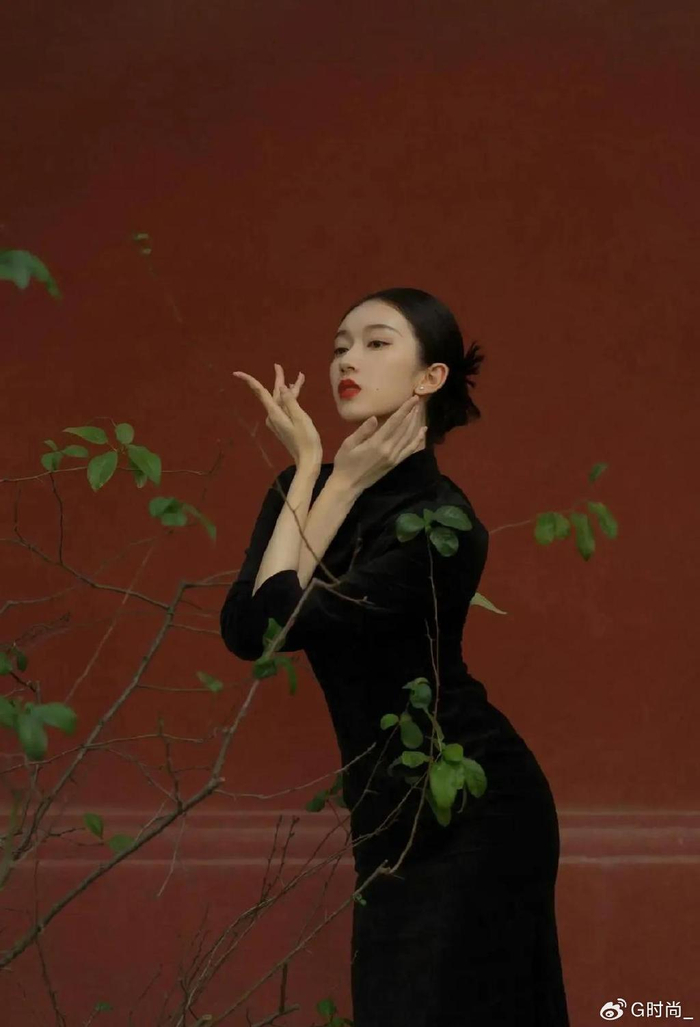 旗袍才是穿搭届的王者发现了一个风姿绰约的旗袍美人你认识吗