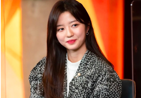 更让人不可思议的还有周丹泰对千书真家暴,而吴允熙救下了千书真,两