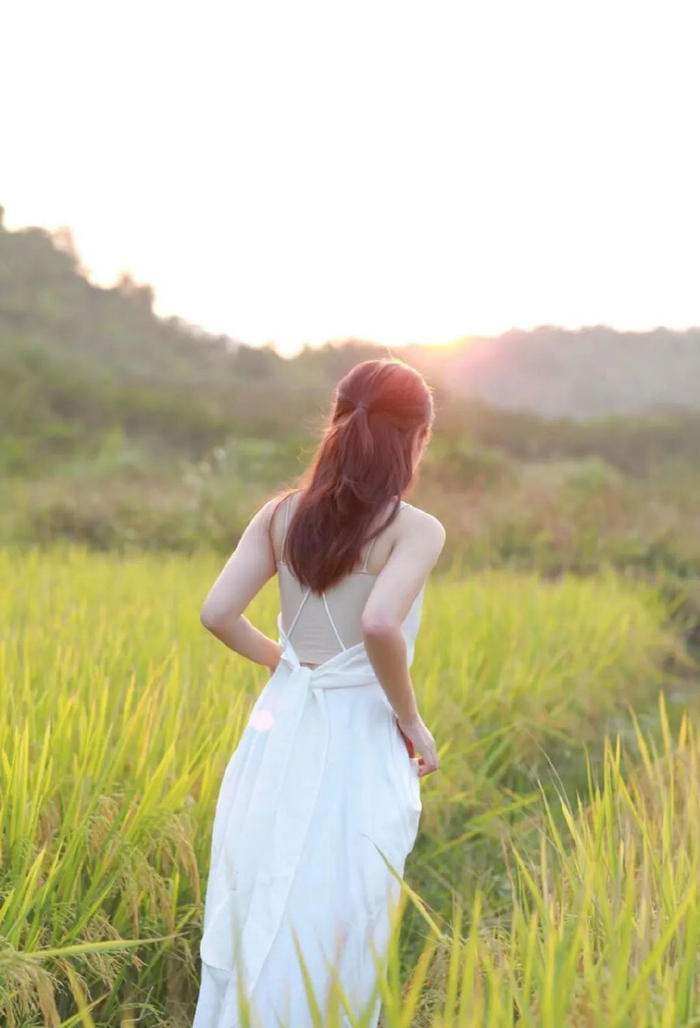 面部轮廓比较好看的女生可以多拍侧背影,露出好看的香肩再搭配个好看