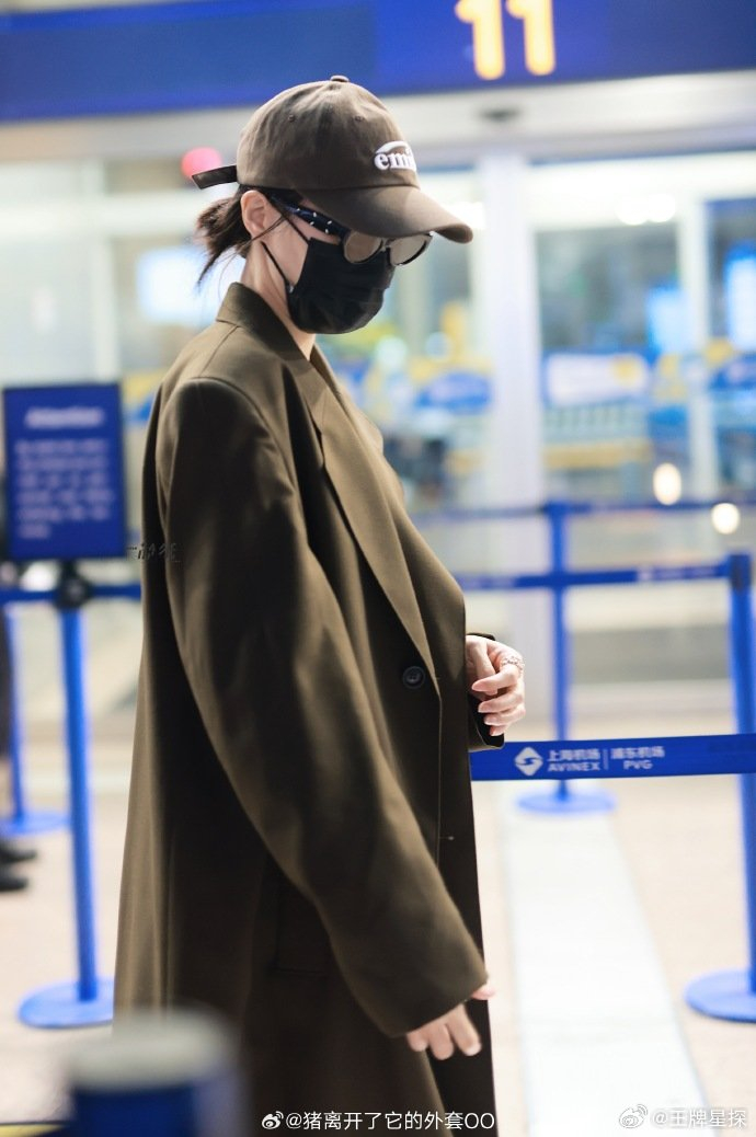 唐嫣出发戛纳,机场look真的太爱了,还得是糖糖啊,超美的