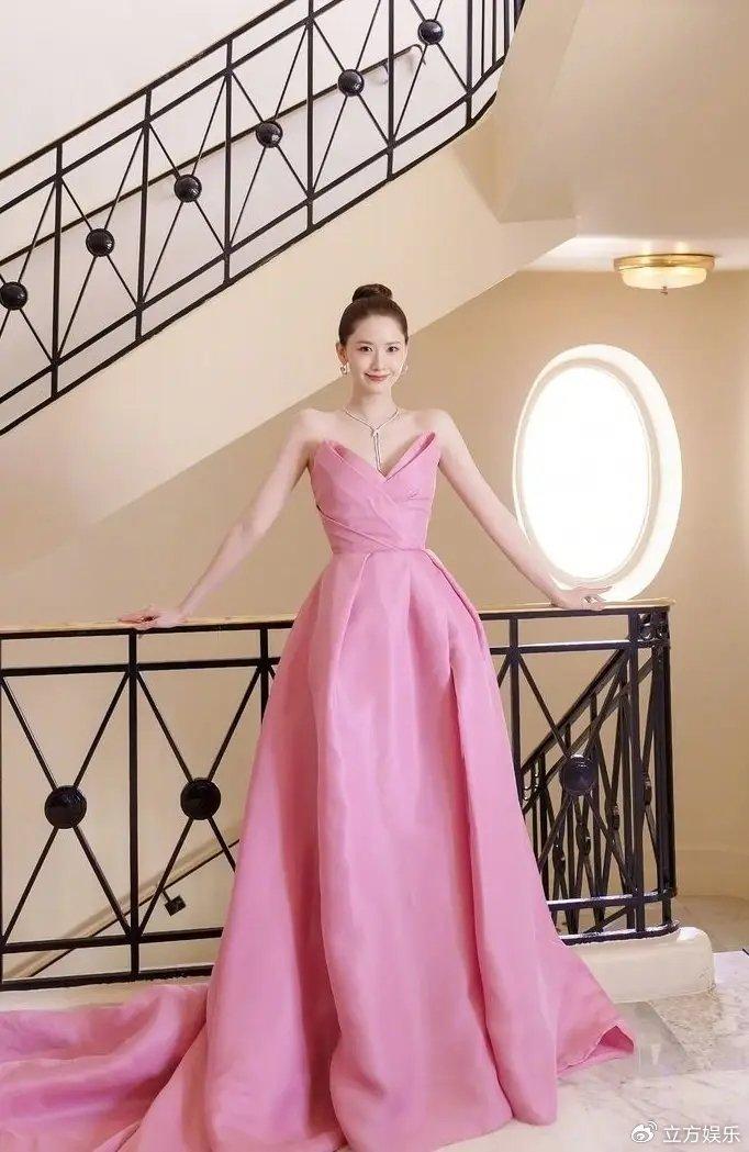 林允儿穿着粉色抹胸长裙 笑容甜美如公主