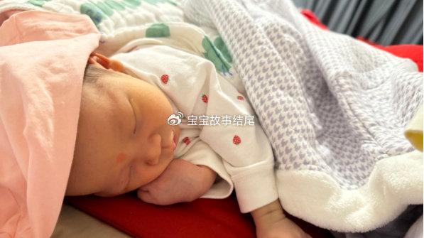 除了吃手，这5个特征也是聪明相，妈妈早知道越好