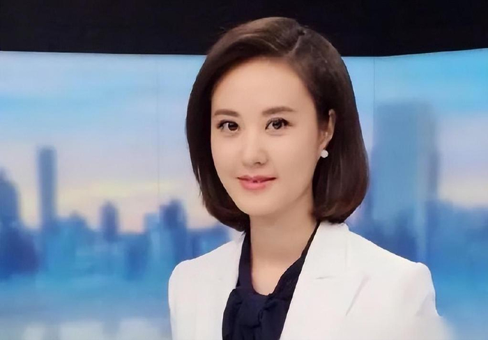 她曾是重庆最美高考状元，如今成为央视主持人，现42岁仍孑然一身|秦方|重庆市|学霸|整点新闻|主播_新浪娱乐_新浪新闻