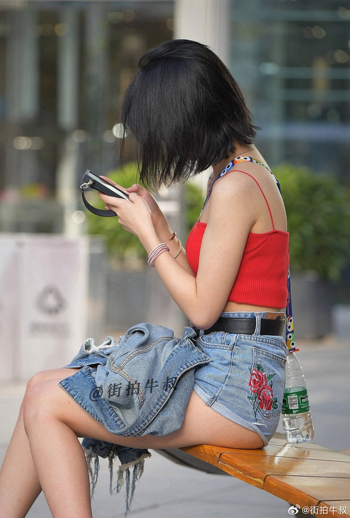 美女穿着性感的热裤吊带出街