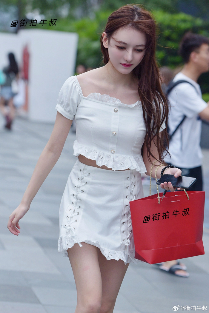 美女穿着洋气的抽绳半身裙套装出街