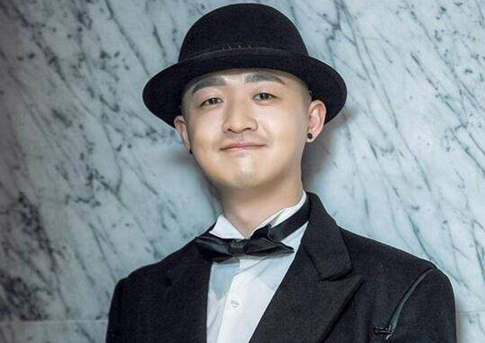 包贝尔光头遭亲吻照曝光,博主态度引猜疑,亲密关系成谜团?