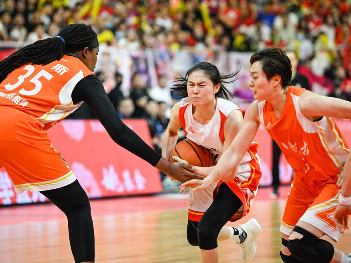 然而此后内蒙古全队集体"梦游",投篮打铁,失误不断……反观四川女篮在