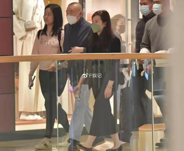 甘比儿子当老板获大刘一家捧场 吕丽君女儿则晒个人旅游照吸引关注