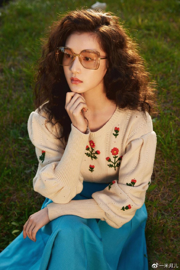 陈思诚阮巨同游柬埔寨 ,买玫瑰哄女方开心,还一起用餐!__财经头条__新浪财经