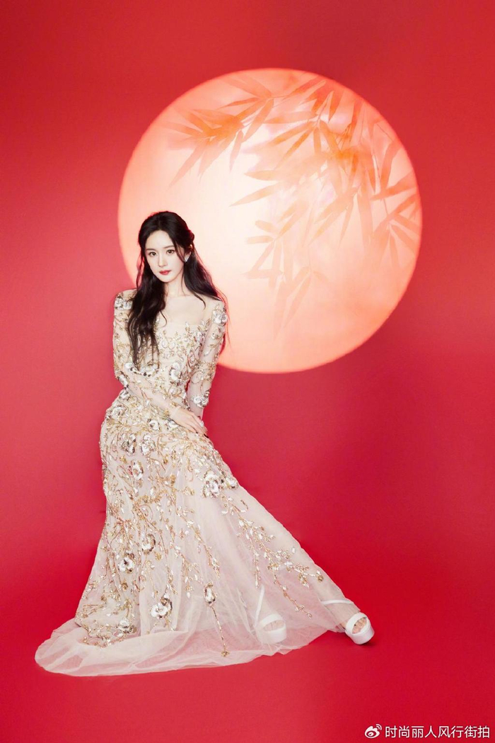 杨幂新亮相美貌太惊艳穿高定裙大秀超模身材颜值回春嫩成少女