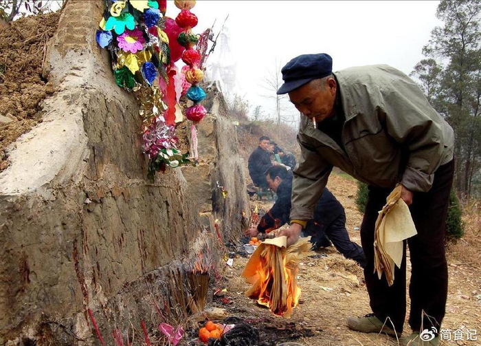 寒衣节烧寒衣,在哪里烧,哪个时间段烧,有何禁忌?来,涨知识了|祭祖节|冥币|习俗|祖先|先人_新浪新闻