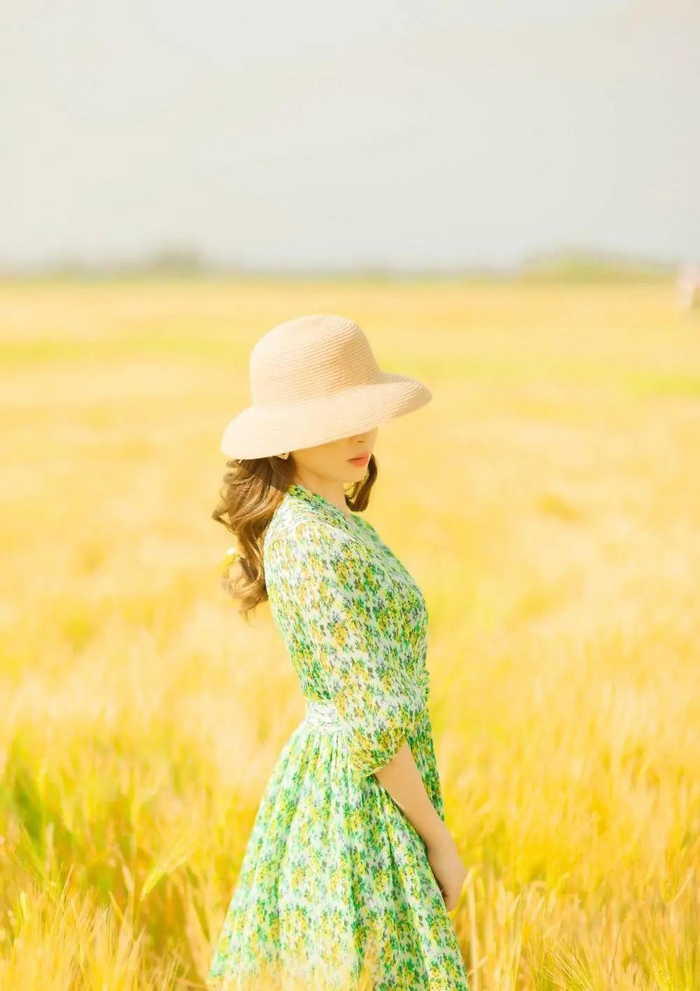 中年女士拍照,这几个姿势可以摆拍,拍照有气质又自然漂亮