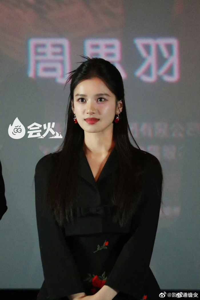 周也张婧仪近期电影宣传现场生图