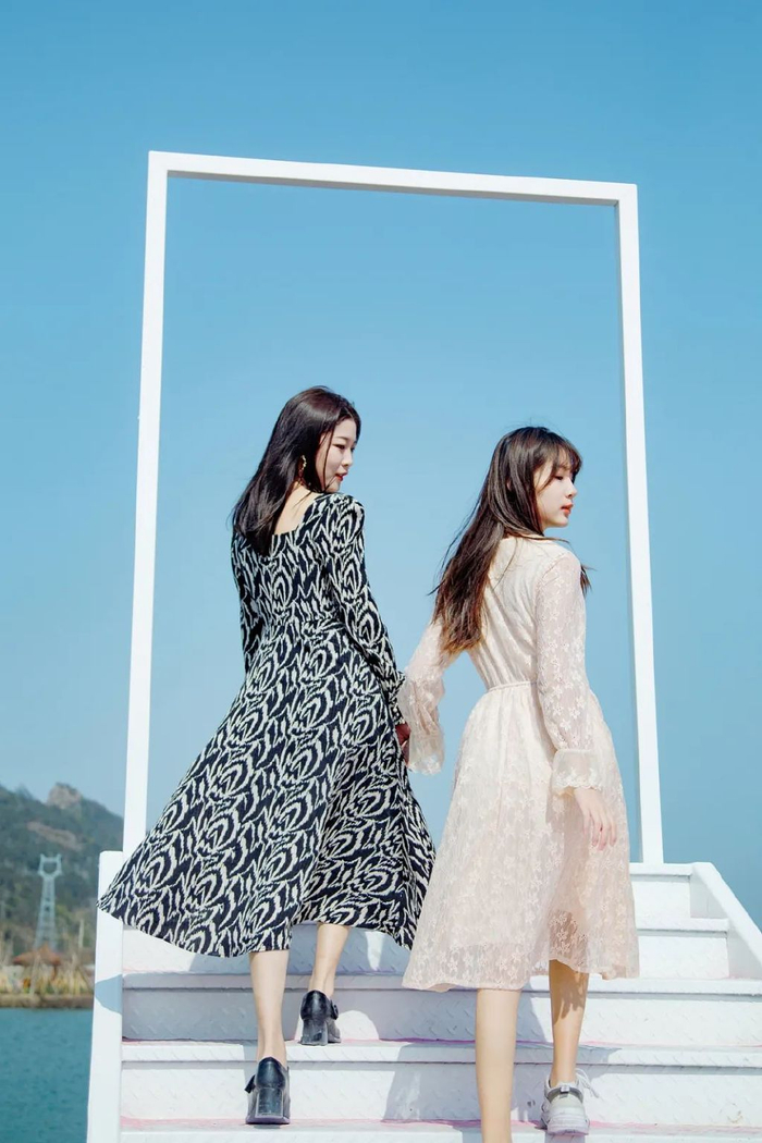 以下"闺蜜照"姿势学起来,拍照又甜又好看|闺蜜|姿势|两个人_新浪新闻