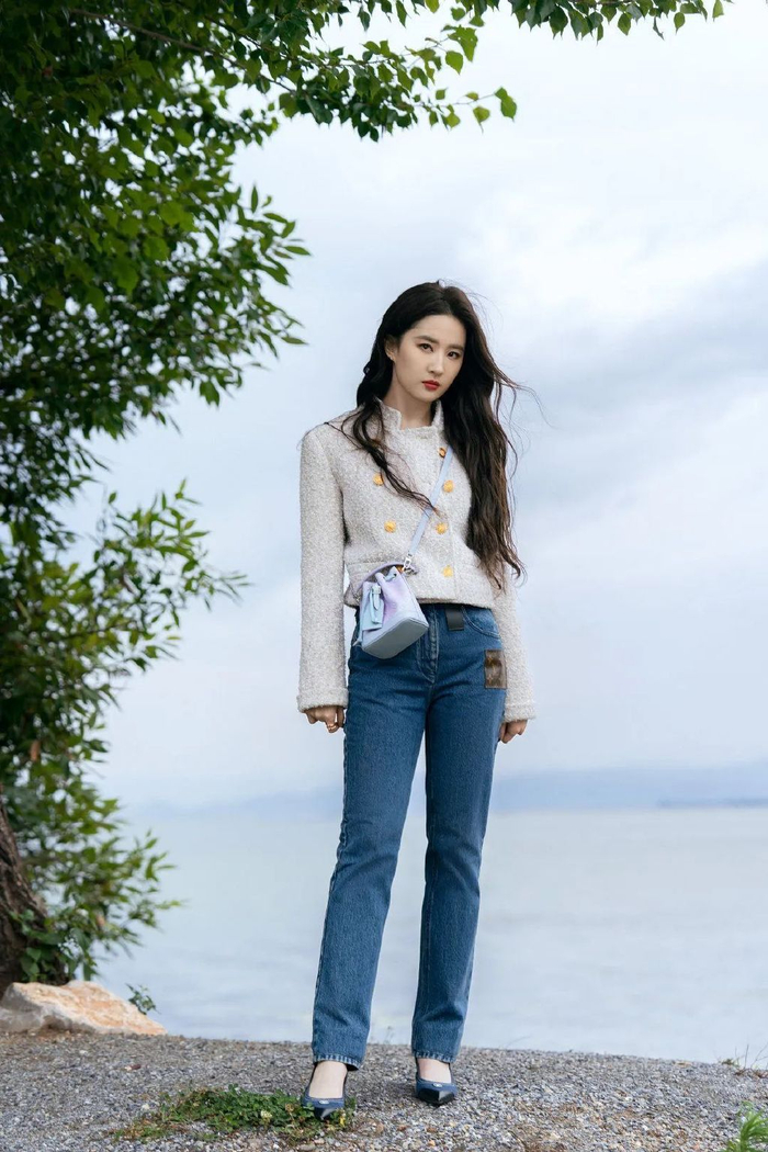 拍全身照,建议多拍侧面全身照,但具体侧多少角度还是要根据模特自身而