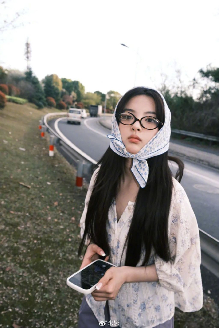 浪漫法式少女的必备单品|少女|赵露思|头巾_新浪新闻