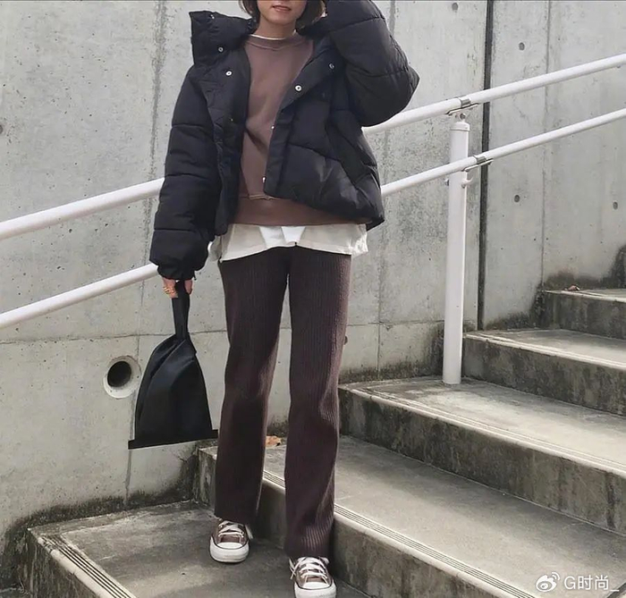 棉衣配裙子淑女范穿棉衣搭配碎花裙,带来甜美的淑女范,橙色的棉衣色彩