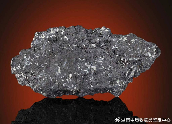 7万元,在交易市场,chassignites火星陨石(纯橄无球粒陨石)的拍卖价格