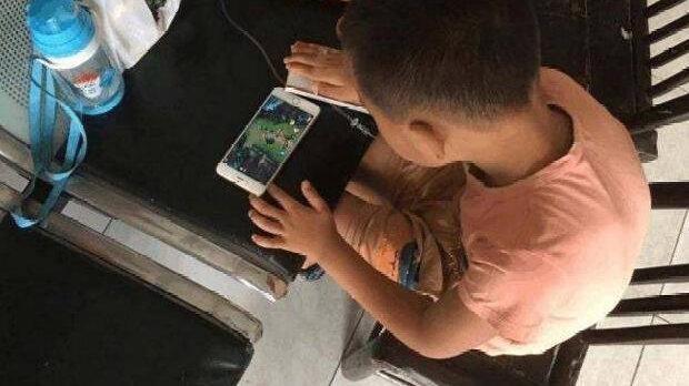 孩子疯玩游戏，怎么劝都不听，父母急得不行，不妨试试这个方法
