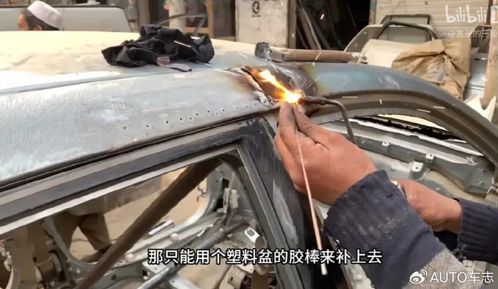 从上图可以看到,老巴正在维修的这辆车,显然是发生碰撞后车顶着地