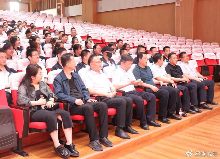 咸阳图书馆副馆长郭旭晔,咸阳彩虹学校党委副书记王尊胜,咸阳图书馆