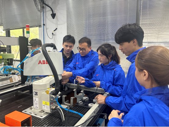团队研发的探测机器人采用麦克纳姆轮与机械腿双执行结构,可适用于