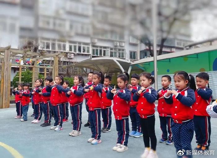 幼儿园升国旗仪式简报图片