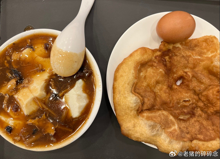 早点就护国寺小吃咯俩糖炸饼一碗豆腐脑儿一个茶叶蛋美美的吃上一顿