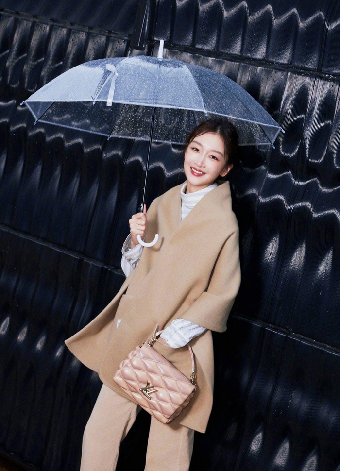 周冬雨@周冬雨 最新出发图释出,状态绝佳,神情舒展落落大方!