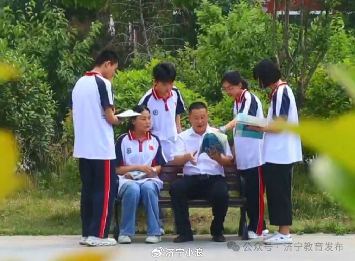 邹城市田黄镇中心小学位于革命老区田黄镇驻地,学校充分利用田黄红色