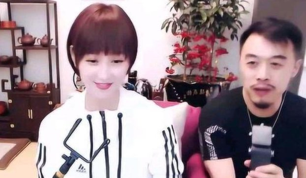 他的老公叫程红,曾饰演郑总.